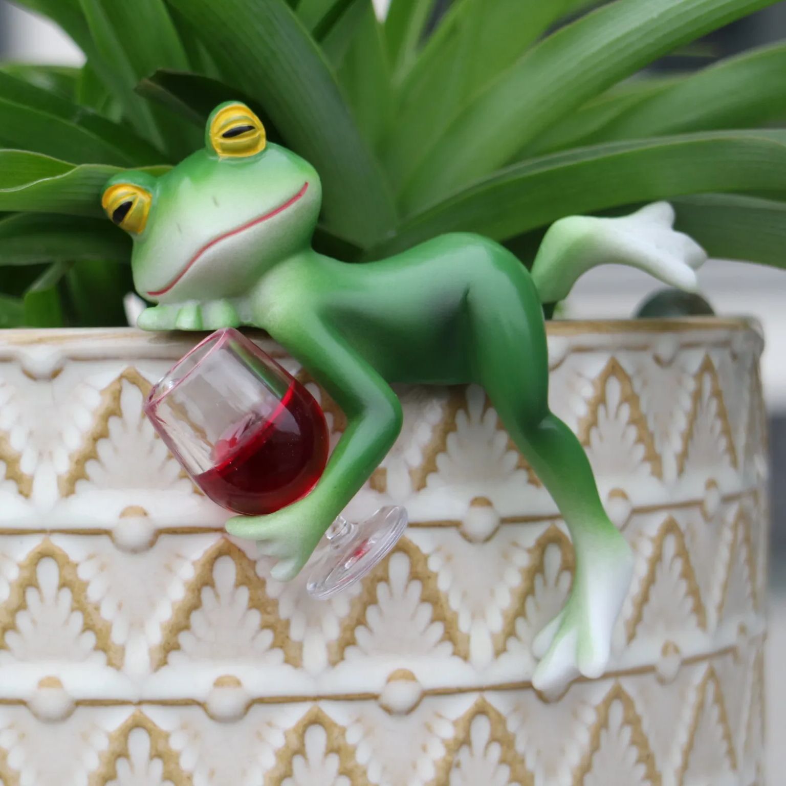 A delightful green frog and wi - огляд і ціна Plant Aquarium Pot